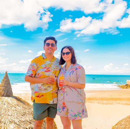 Pareja disfrutando de la palya en Mazatlán